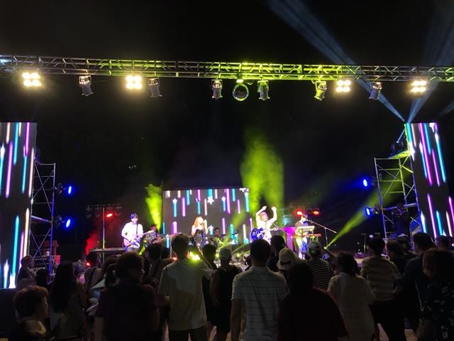지난달 21일 인천 옹진군 덕적도 서포리해수욕장에서 열린 ‘주섬주섬 음악회’ 모습. 옹진군 제공