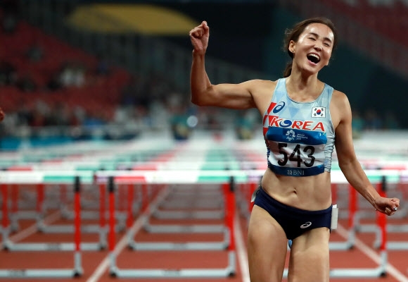 정혜림이 지난 26일 육상 여자 100m 허들 결선에서 가장 먼저 결승선을 통과하며 기뻐하고 있다. 자카르타 연합뉴스