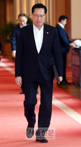지난 28일 청와대 본관에서 열린 국무회의에 참석하기 위해 걸어가고 있는 송영무 국방부 장관. 도준석 기자 pado@seoul.co.kr