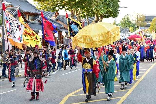 올해로 3년째를 맞는 정조대왕 능행차 공동재현은 수원시, 서울시, 화성시가 주최하고 종로구, 용산구, 동작구, 금천구, 안양시, 의왕시가 참여한다. 사진은 지난해 창덕궁을 출발한 능행차가 수원시 장안구 정조로 수원전통한옥기술관 앞을 지나는 모습.  수원시 제공