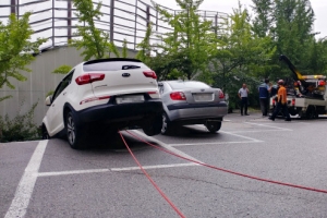 [포토] ‘자동차 구출중’…싱크홀 속으로 추락할뻔