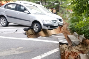 [포토] ‘아찔한 상황’…싱크홀 속으로 추락할뻔