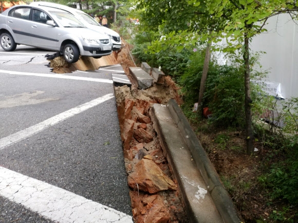 땅이 내려앉은 서울 금천구 도로