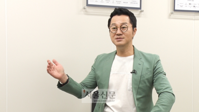 연예계 대표 개아범 지상렬씨가 서울신문사의 인터뷰에 응하고 있는 모습