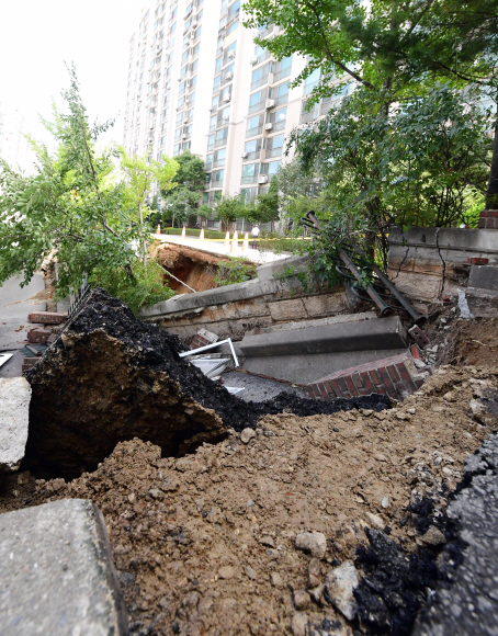 31일 땅꺼짐이 발생해 주민들이 대피한 사고가 발생한 서울 금천구 가산동의 앞 부분이 붕괴되어 있다.  2018.8.31  정연호 기자 tpgod@seoul.co.kr