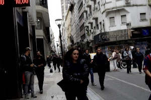 패닉에 빠진 아르헨티나 경제… 정책금리 ‘60%’로 인상