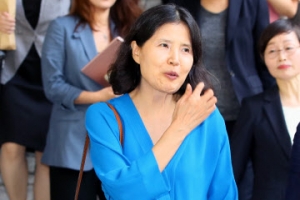 [포토] 법정 나서는 최영미 시인