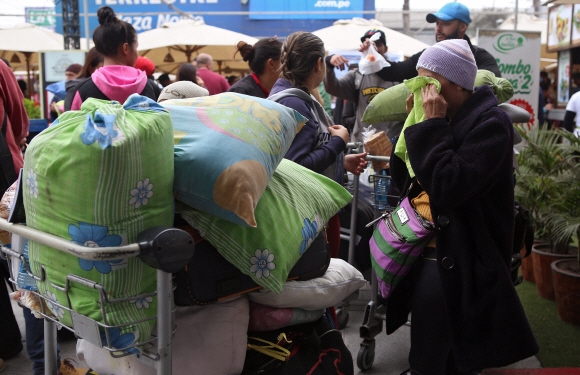 베네수엘라 난민들이 페루의 국경도시 툼베스에서 20시간에 걸친 이동끝에 리마에 도착했다 AFP/ 연합뉴스
