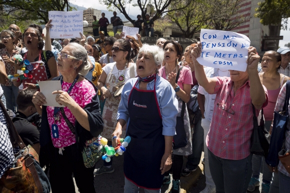 베네수엘라 수도 카라카스에서 연금생활자들이 초고물가로 생활이 어려워지자 시위를 하고 있다.EPA/연합뉴스