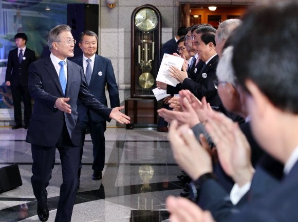 헌재 창립 30주년 기념식 박수받는 문 대통령