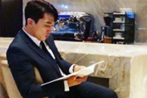 송승헌, 촬영 대기 중에도 빛나는 외모 “대본 보는 중”