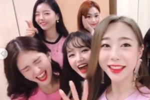 “아이즈원 응원”...전소미, 아이오아이 멤버들과 인증샷 ‘미소 가득’