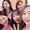 “아이즈원 응원”...전소미, 아이오아이 멤버들과 인증샷 ‘미소 가득’