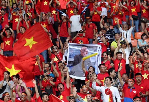‘박항서’ 외치는 베트남 축구팬들