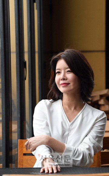 다양한 사회 현안에 대해 소신을 밝혀 온 김여진은 ‘소셜테이너’로 불려 왔다. “배우로선 저에 대한 선입견이 없는 상태가 편하겠지만 어쩌겠어요. 다 제가 행한 업인데요. 앞으로는 다른 면을 보여 드리려고요. 액션을 하고 싶어 아들과 함께 태권도도 열심히 배우고 있어요.”(웃음) 도준석 기자 pado@seoul.co.kr