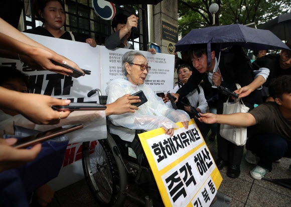 김복동 할머니 “일본 기자는 아베에게 전하라”