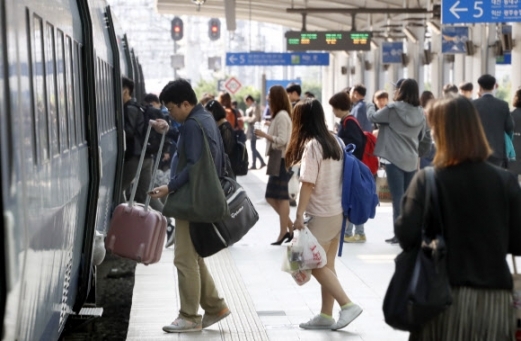 서울역에서 시민들이 추석을 맞아 고향으로 가는 열차에 탑승하고 있다.  연합뉴스 자료사진