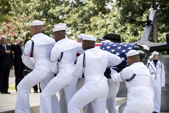 2일(현지시간) 미국 메릴랜드주 아나폴리스에 있는 모교인 해군사관학교 묘지에 지난달 25일 별세한 존 매케인(공화·애리조나) 상원의원이 안장됐다. AP 연합뉴스