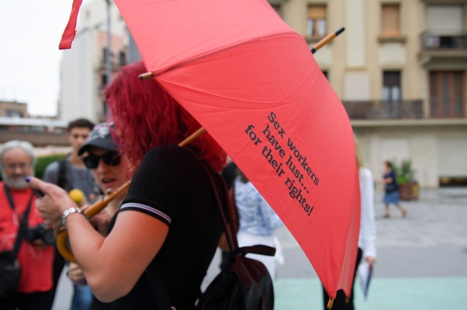 스페인 성매매 종사자 노조 관계자가 ‘성매매 종사자들은 권리를 욕망한다’고 적힌 우산을 쓰고 있다.  AFP 연합뉴스