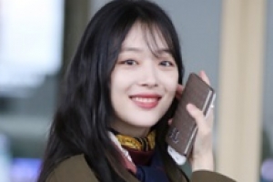 가을 몰고 온 설리, 공항패션 완성은 ‘청초 메이크업’