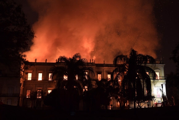대형 화재가 발생한 브라질 국립박물관. AFP 연합뉴스