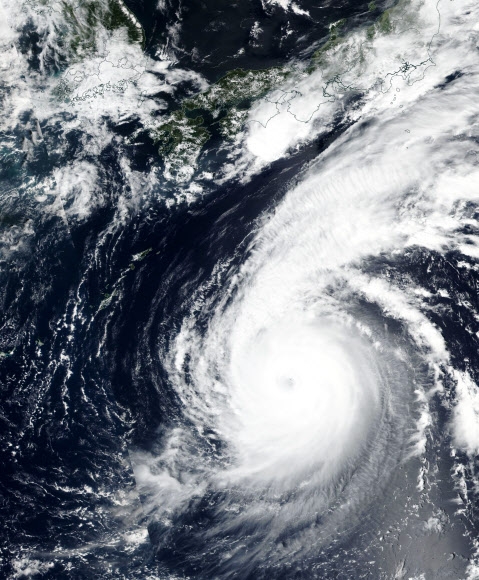 일본 상공에 덮힌 태풍 제비. NASA 제공