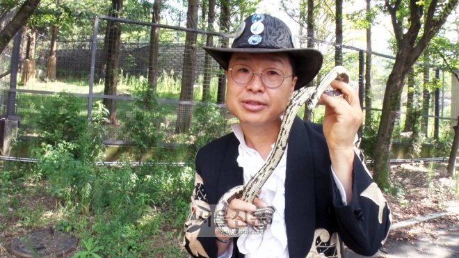 지난달 31일 서울대공원에서 만난 이상림 사육사가 뱀을 들고 포즈를 취하고 있다.