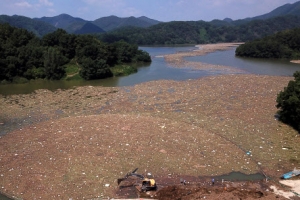 한밤중 대청호 쓰레기 모아둔 밧줄 ‘싹둑’…5일간 수거 작업 허사