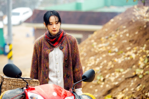 다음달 4일 개막하는 제23회 부산국제영화제가 지난 4년간의 진통을 끝내고 정상화를 이뤄낼지 주목된다. 사진은 개막작이자 배우 이나영의 복귀작인 ‘뷰티풀 데이즈’의 한 장면.  연합뉴스