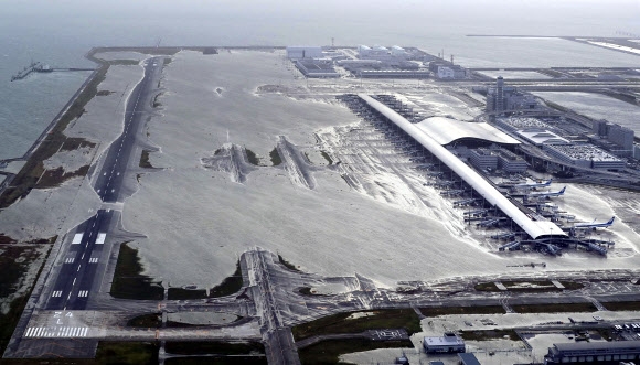 제21호 태풍 ‘제비’가 일본에 상륙한 4일 집중호우가 쏟아진 오사카의 간사이 국제공항 일부가 홍수로 물에 잠겨 폐쇄돼 있다. 오사카 AP 연합뉴스