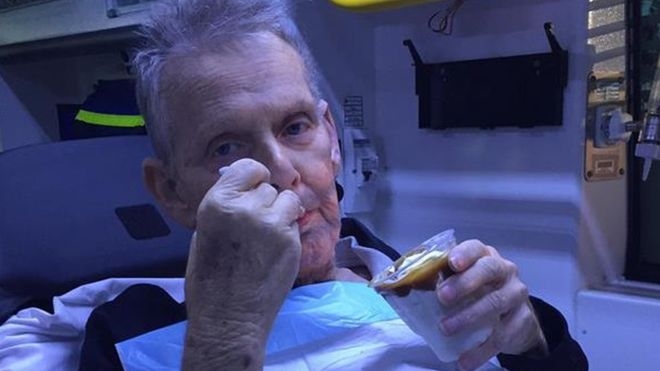 지난 1일 운명한 말기 췌장암 환자 론 매카트니가 구급차 안에서 선데이 아이스크림을 떠 먹고 있다.