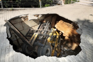 폭우 탓인가… 땅꺼짐에 빠진 지게차