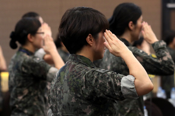 경례하는 국방여성