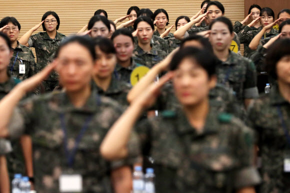 경례하는 국방여성 여군들이 서울 용산구 국방컨벤션에서 열린 68주년 여군 창설 기념 ‘국방여성 리더십 발전 워크숍’참석자들이 국기에 대한 경례를 하고 있다. 연합뉴스