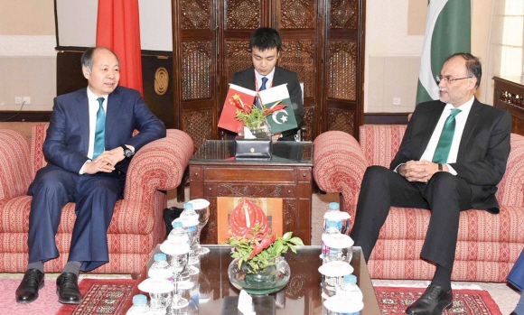 왕샤오타오(왼쪽) 중국 국가발전개혁위원회 부주임과 아산 이크발 파키스탄 경제기획부 장관이 2017년 11월 21일 ‘중국·파키스탄 경제회랑’(CPEC) 관련 회담을 갖기에 앞서 대화를 나누고 있다. 　 CPEC 홈페이지 캡처