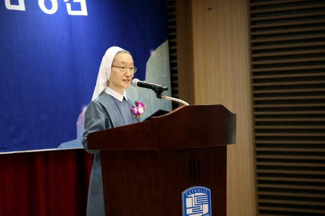 6일 개원식에서 기념사를 낭독하고 있는 성빈센트병원장 김선영 데리시타 수녀,