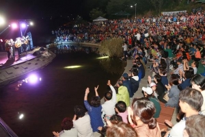 서초 사는 가수들과 떠나는 ‘추억여행’