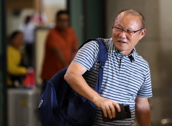 박항서 베트남 축구 대표팀 감독이 6일 인천국제공항을 통해 일시 귀국, 지인들을 향해 반가운 표정을 보이며 입국장을 빠져나오고 있다.  연합뉴스