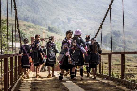 사파의 대표적인 명소로 꼽히는 캇캇마을 가는 길. 전통 복장을 입은 블랙 흐몽족 소녀들이 다리를 건너고 있다.