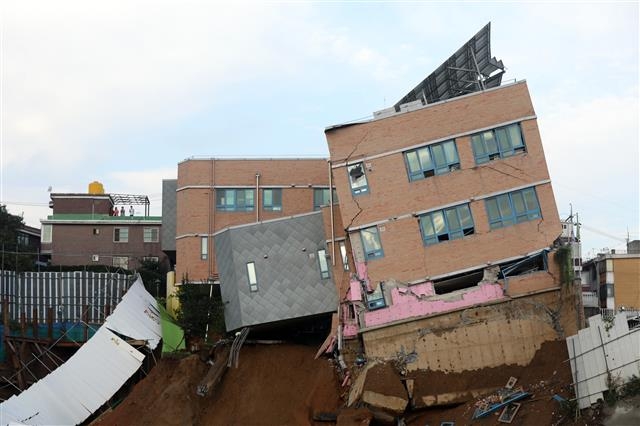 붕괴위기 놓인 유치원 바라보는 동네 주민들