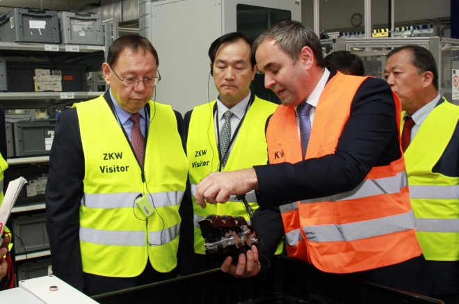 조성진(왼쪽) LG전자 CEO(부회장)가 오스트리아 비젤버그에 있는 ZKW 생산라인을 방문해 생산 시설을 점검하고 있다. LG전자 제공