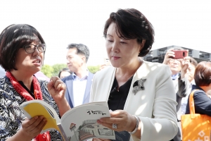 [서울포토] ‘2018수원한국 지역도서전’ 방문한 김정숙 여사