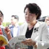 [서울포토] ‘2018수원한국 지역도서전’ 방문한 김정숙 여사