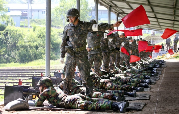 비용을 줄이기 위해 택시 합승도 감수해야 하는 예비군들의 상황은 열악하기만 하다. 예비군 훈련비는 제대군인에 대한 국가의 최소한의 예우다. 사진은 사격훈련 중인 예비군들.연합뉴스