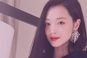 설리, 블랙 드레스로 강조한 독보적 미모 “즐기러 가볼까요”