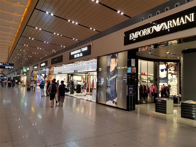 세계적인 명품 숍들이 들어와 있는 윈난성 쿤밍 공항의 국내선 탑승장.