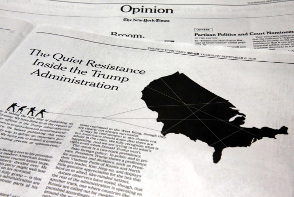 워싱턴을 발칵 뒤집은 NYT 익명 칼럼 뉴욕타임스가 5일 오피니언면에 실은 트럼프 행정부 고위관료의 익명 칼럼. AP연합