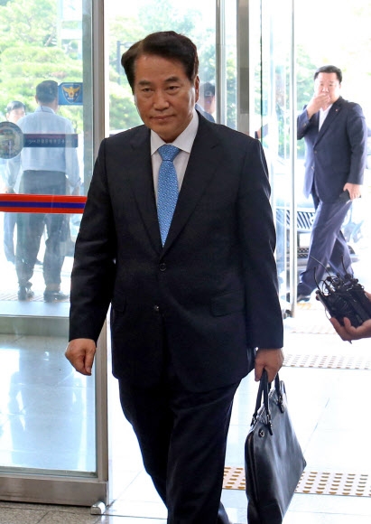 9일 오전 공직선거법 위반 혐의를 받고 있는 백군기 용인시장이 경찰 조사를 받기 위해 경기 용인동부경찰서로 들어서고 있다. 2018.9.9  연합뉴스