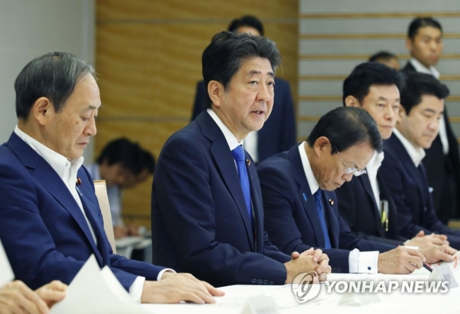 아베 일본 총리가 6일 오전 관저에서 홋카이도 강진과 관련한 관계각료회의를 주재하고 있다.  도쿄 교도=연합뉴스