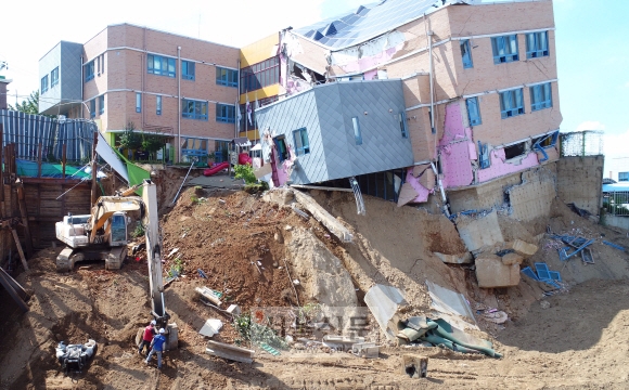 9일 동작구 상도유치원에 대한 철거작업이 이루어지고 있다. 2018.9.9  박지환 기자 popocar@seoul.co.kr